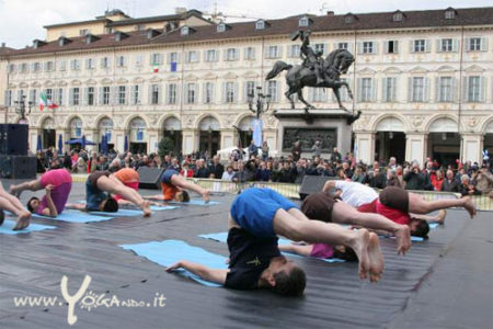 Yogando esibizione Piazza San Carlo 2015